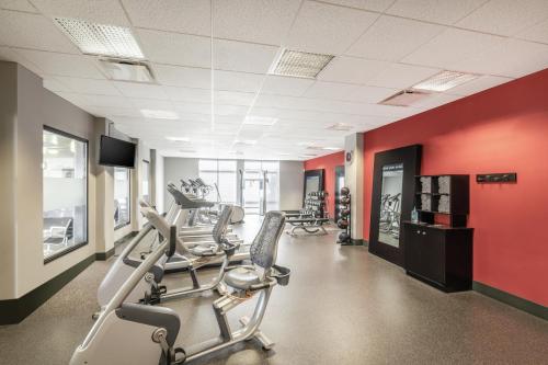 Hampton Inn and Suites Roanoke Airport/Valley View Mall - image 20