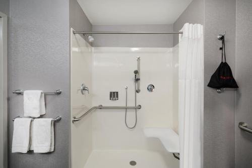 Hampton Inn and Suites Roanoke Airport/Valley View Mall - image 26