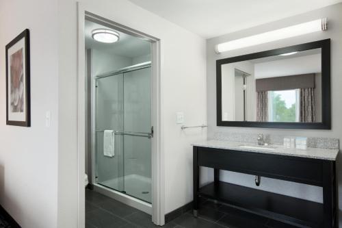 Hampton Inn and Suites Roanoke Airport/Valley View Mall - image 18