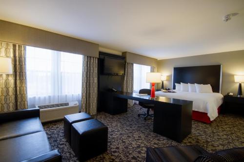 Hampton Inn and Suites Roanoke Airport/Valley View Mall - image 36