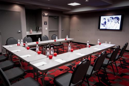 Hampton Inn and Suites Roanoke Airport/Valley View Mall - image 35