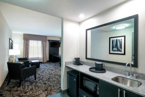 Hampton Inn and Suites Roanoke Airport/Valley View Mall - image 17