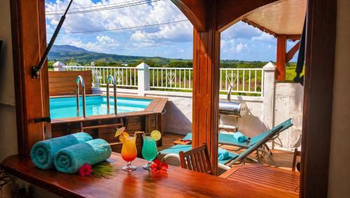 NOUBANA TONA - Villa piscine privée, vue montagne et champs de canne (NOUBANA TONA - Villa piscine privee, vue montagne et champs de canne) in ลาม็องแต็ง