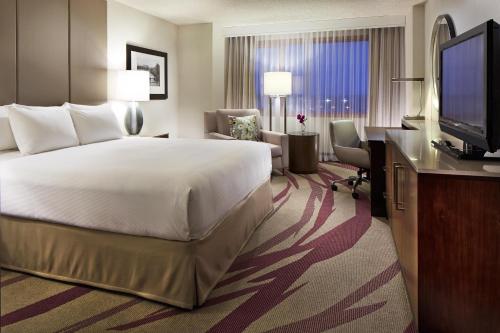 Hilton Long Beach Hotel Room Type - Deluxe King Room with Bath Tub - Mobility/Hearing Accessible