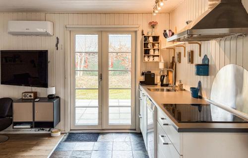 kuhinja, 3 Bedroom Awesome Home In Nexø in Snogebaek