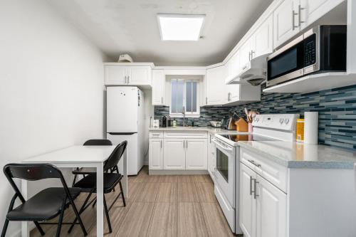 Charming 2-BD Suite Private Entrance in Vancouver in Vancouver, Canada