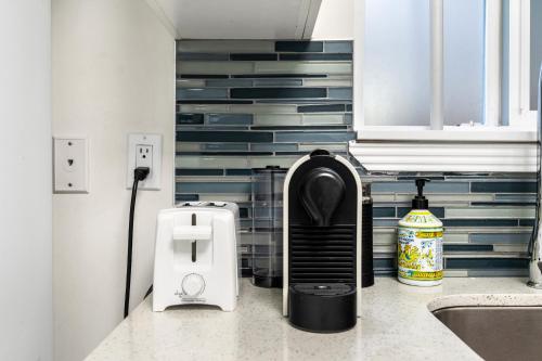 Charming 2-BD Suite Private Entrance in Vancouver in Vancouver, Canada