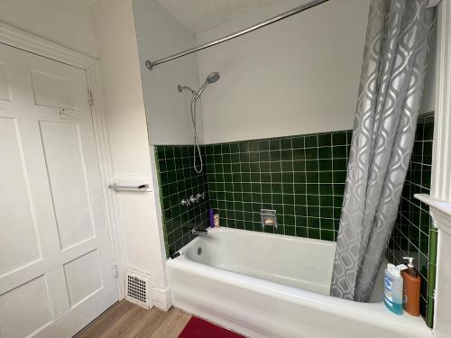 Airport 10 min Stay - Large Bungalow Room & Free Parking – khách sạn tại Shaughnessy