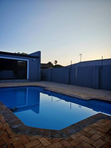 Courtyard Double Room with Shared Bathroom 1 - image 8