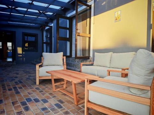 Courtyard Double Room with Shared Bathroom 1 - image 7