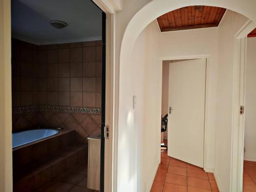 Courtyard Double Room with Shared Bathroom 1 - image 3