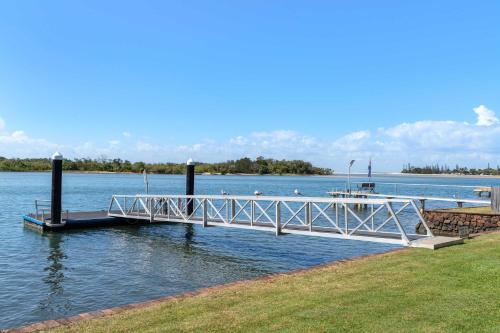 Maroochy Riverfront Escape- Walk to CBD & Ocean St