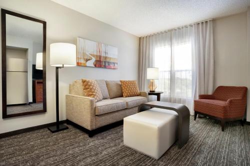 2 queen beds, 1 sofa bed