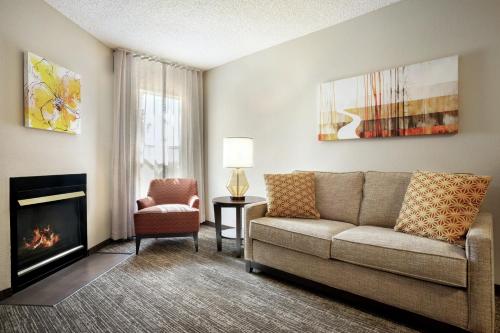 2 queen beds, 1 sofa bed