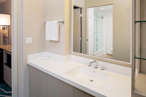 Embassy Suites by Hilton San Diego Bay Downtown - image 3