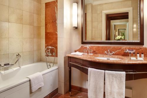 Deluxe Suite with Royal Spa and Executive Club Access