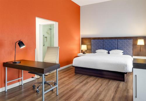 1 king bed, 1 sofa bed