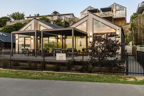 Roam Taupo Lakefront Combined Units 1&2 – khách sạn tại Hilltop