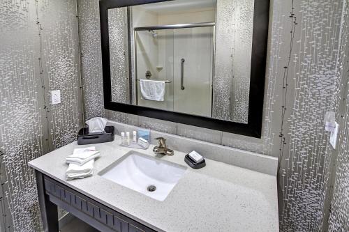 Hampton Inn and Suites Ada - image 12