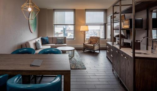 Embassy Suites By Hilton Minneapolis Downtown Hotel - image 38