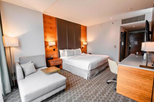DoubleTree by Hilton Hotel Mexico City Santa Fe Room Type - Junior King Suite with Seating Area