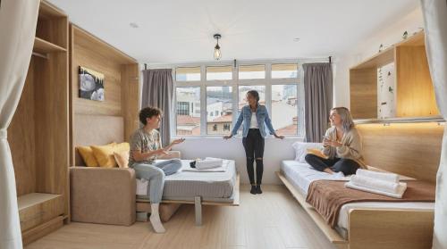 room detail thumbnail 2