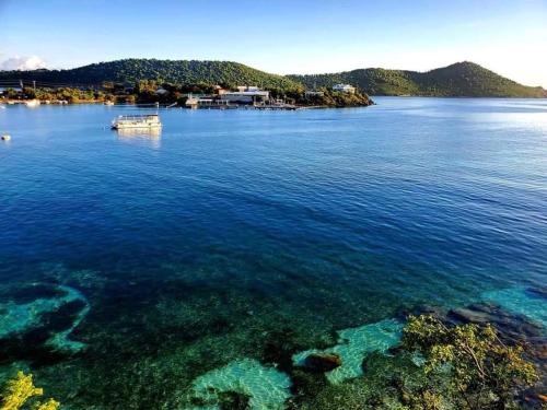F12 condo in Smith Bay