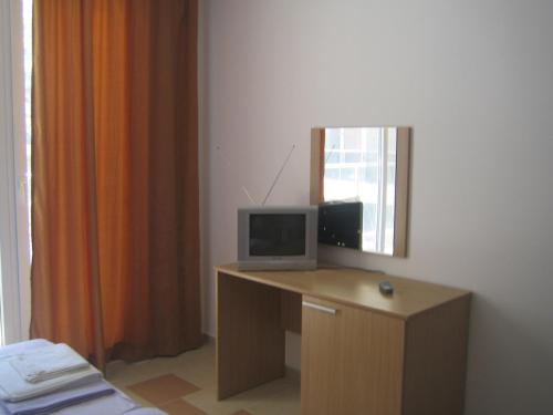 Studio with Balcony image 3