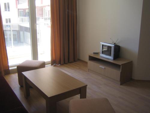 Studio with Balcony image 2