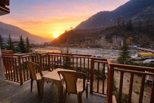 Hotel The Himalayan Riverside - Most Awarded Property of Manali 2025-26 in Gadherni