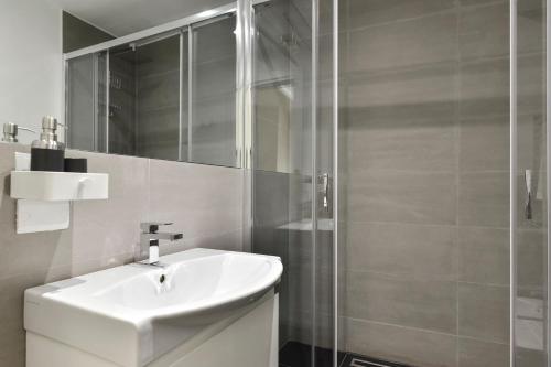 Campo de' Fiori Brand New Apartment - image 4