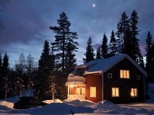 . Secluded Wilderness Retreat 3BR Ski, Hike & Fish, 2 Fireplaces, Sleeps 9