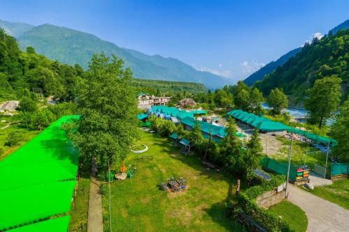 The Himalayan Swiss Cottage with Bonfire, Manali - A Riverside Retreat in Gadherni