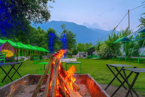 The Himalayan Swiss Cottage with Bonfire, Manali - A Riverside Retreat in Gadherni