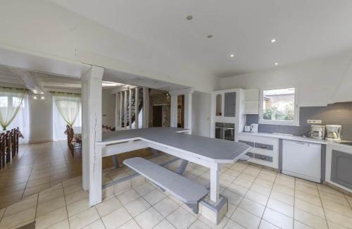virtuve, Gîte rural spacieux avec piscine (Gite rural spacieux avec piscine) in Nuille-sur-Vicoin