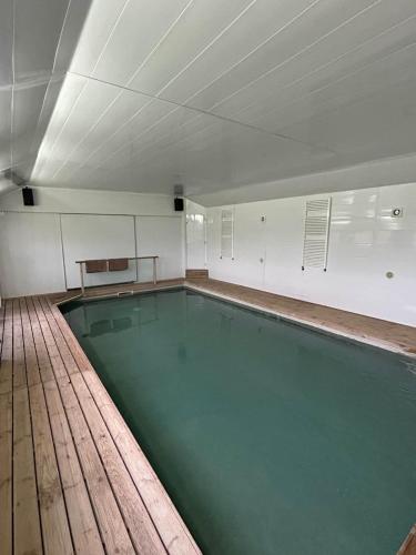 Peldbaseins, Gîte rural spacieux avec piscine (Gite rural spacieux avec piscine) in Nuille-sur-Vicoin