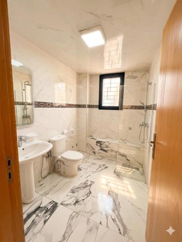 Shower, Horizon dore sur l'Ocean in Sidi Bouzid