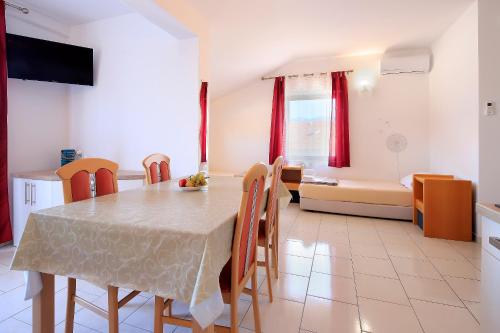 3 twin beds, 1 sofa bed