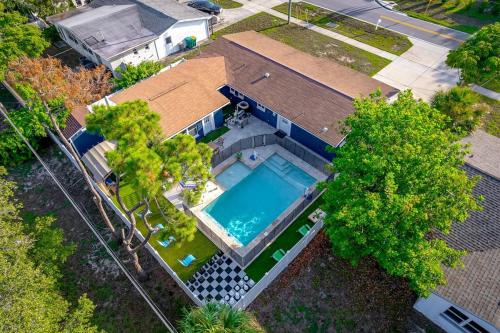 Family Friendly Oasis 5 Min to Indian Shores Beach Heated Pool & Game Room in Seminole (FL)