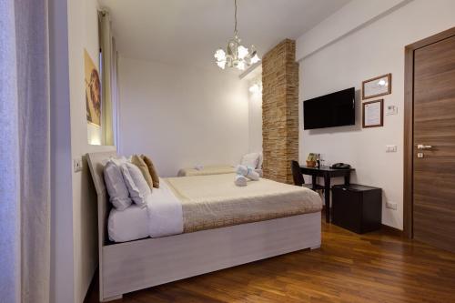 Little Rhome Suites - image 2