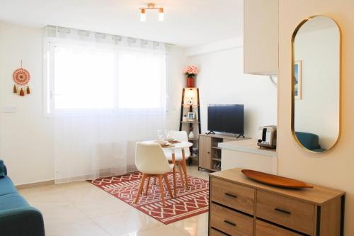 New studio with balcony near Gallieni metro in Bagnolet