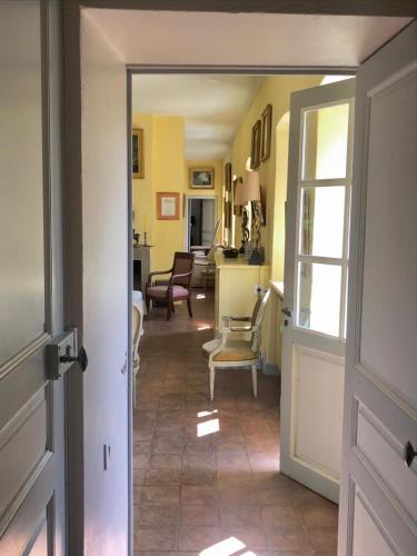 Maison dans un parc in Parentignat ciems