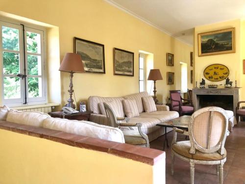 Maison dans un parc in Parentignat ciems