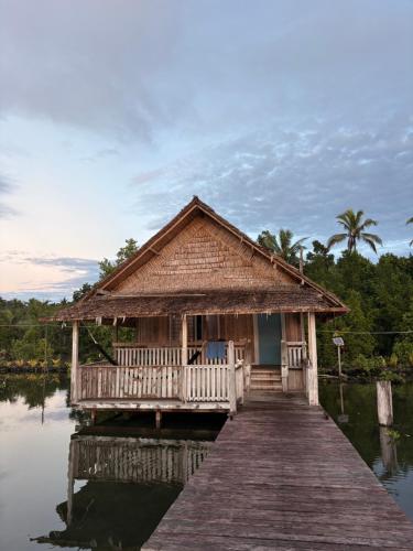 Pepele eco-lodge in Nggatirana Island