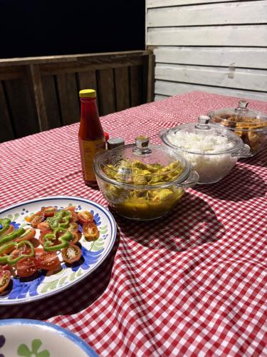 Comida y bebida, Pepele eco-lodge in Nggatirana Island
