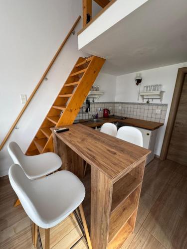 2BR Beachfront Home Sea & Mountain View gîte à louer Pýrgos