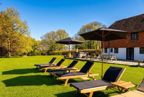Countryside Retreat packed with Activities Tennis including Hot Tub, BBQ, Darts in Golden Cross