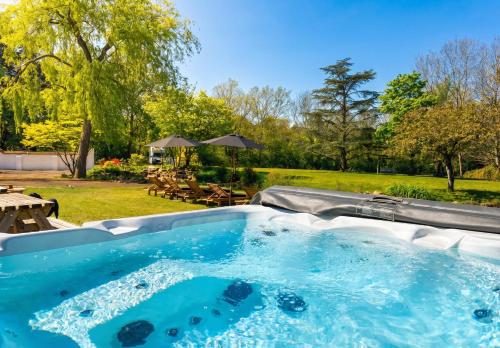 Pezsgőfürdő, Countryside Retreat packed with Activities Tennis including Hot Tub, BBQ, Darts in Golden Cross