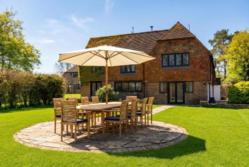 Kert, Countryside Retreat packed with Activities Tennis including Hot Tub, BBQ, Darts in Golden Cross
