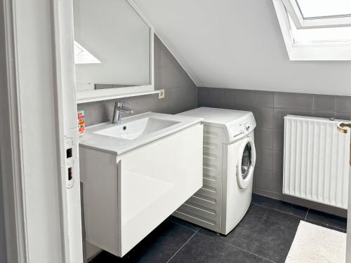 Spacious Luxury Stay in Saint-Gilles Near Ixelles Fast Transport - image 6